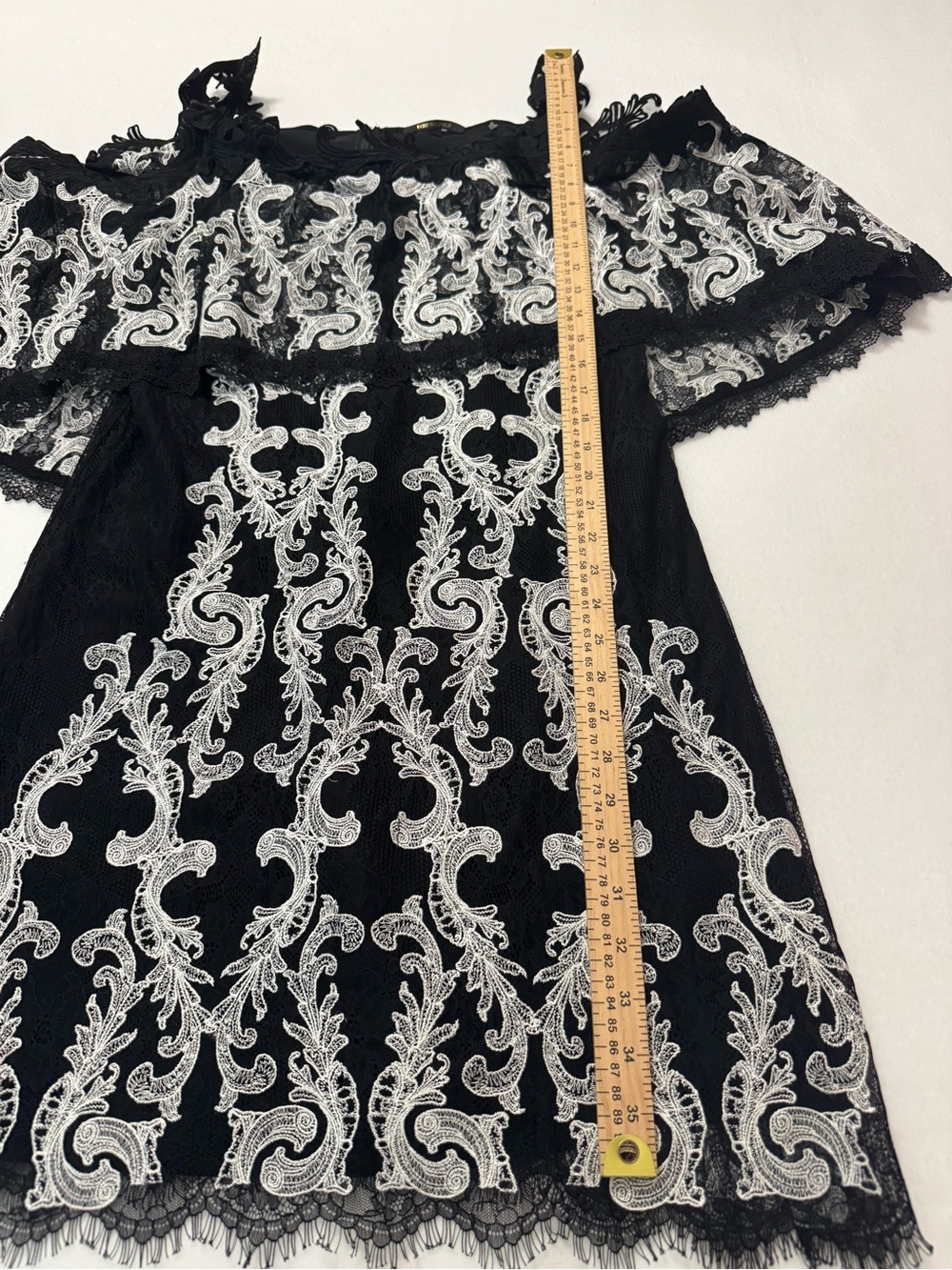 Kobi Halperin Black and White Cold-Shoulder Lace Shift Dress Sz 8 - Picture 4 of 11